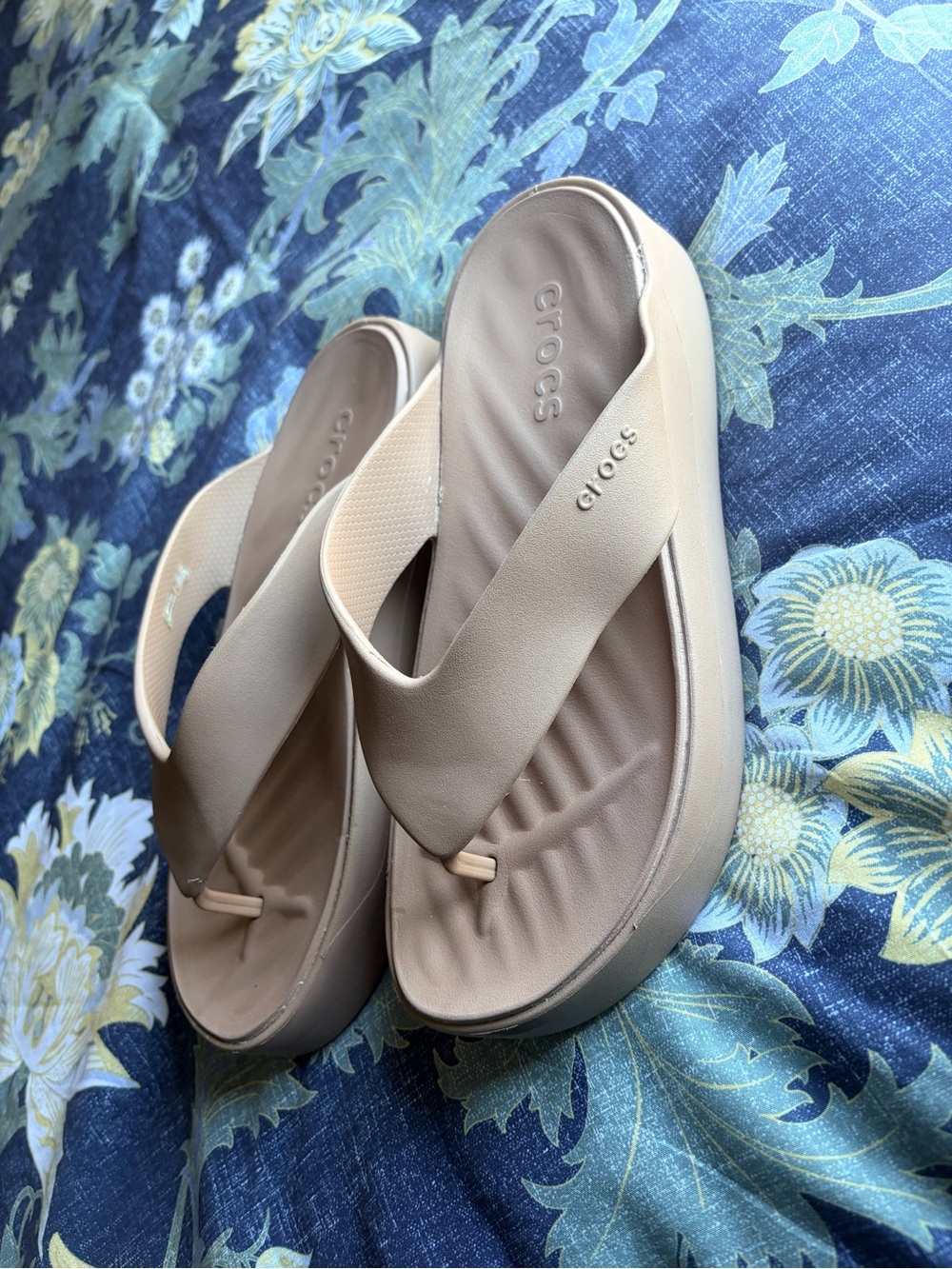 CROCS Women's Beige Platform Thong Sandals - Picture 3 of 7